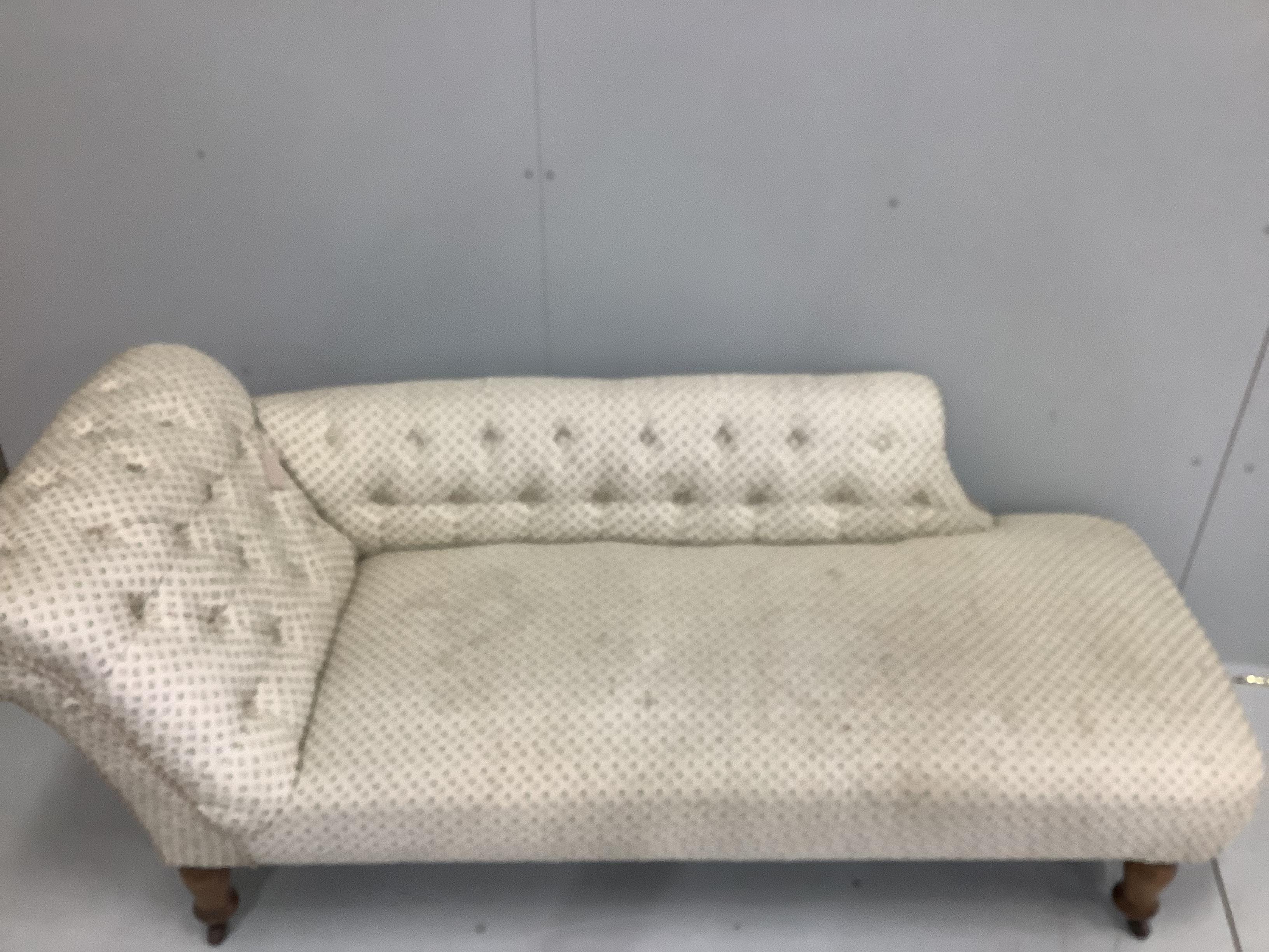 An Edwardian beech button back chaise longue, width 178cm, depth 70cm, height 72cm
